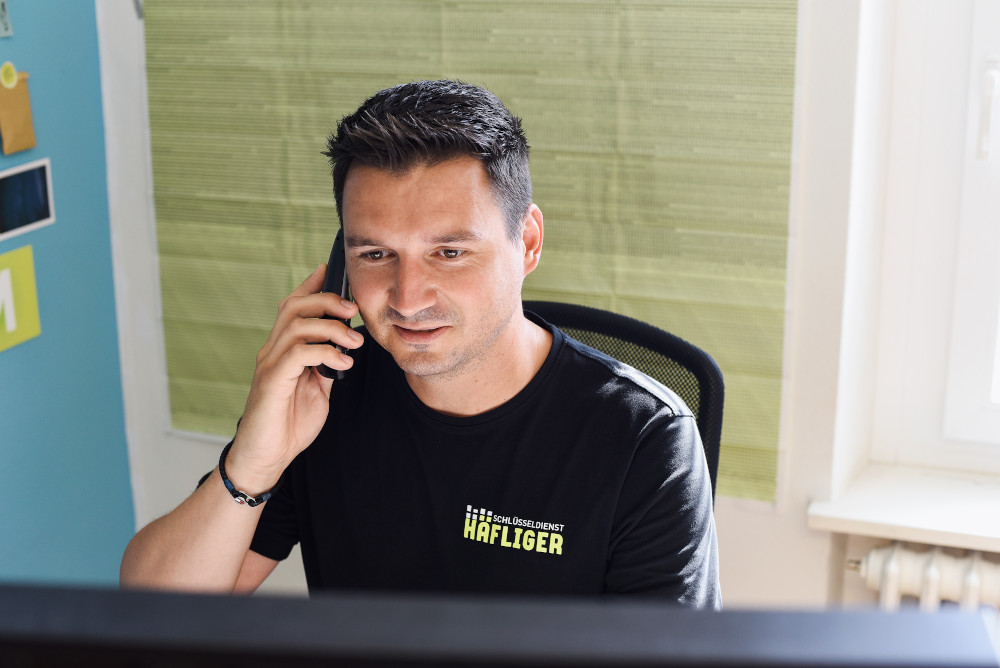 Mitarbeiter berät eine Kundin am Telefon